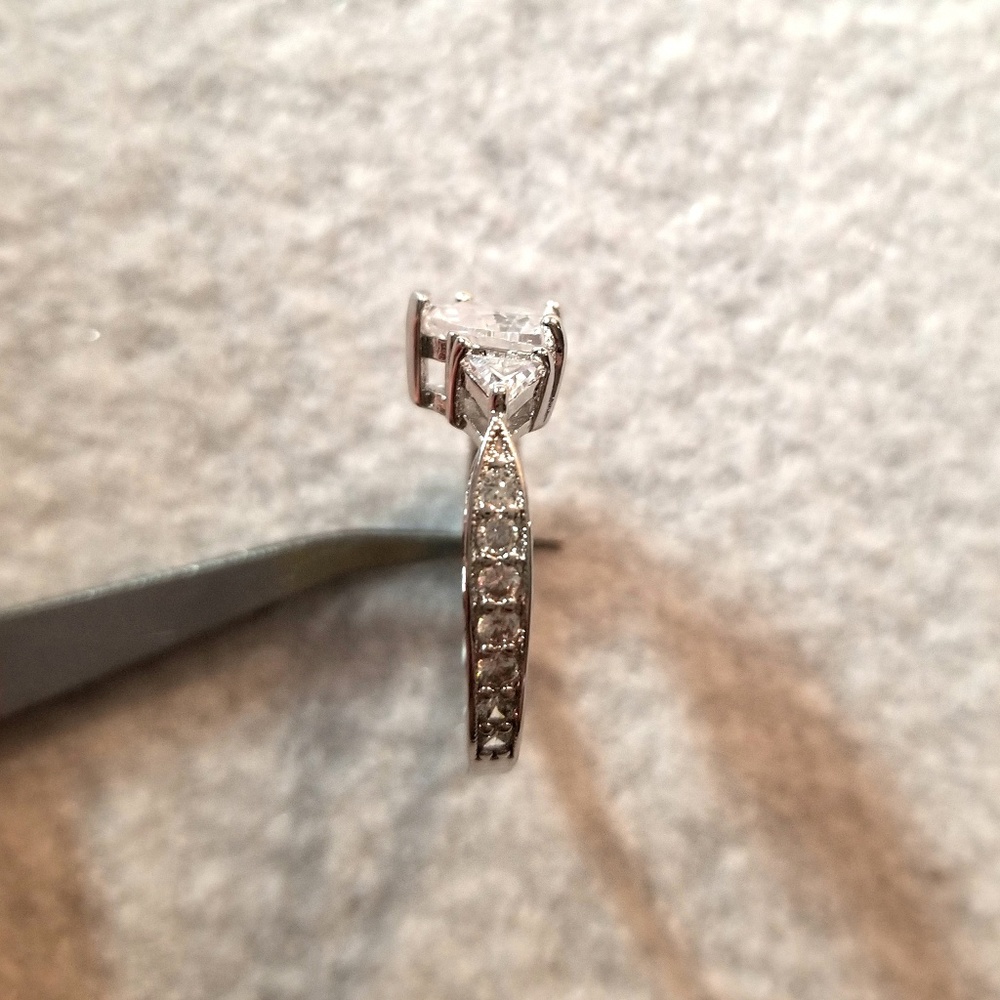 18k Heart Solitaire - Picture 4 of 5